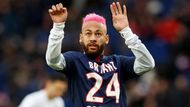 Jeho někdejší parťák z Barcelony Brazilec Neymar je účesy pověstný. Nedávno měl na hlavě růžovou.