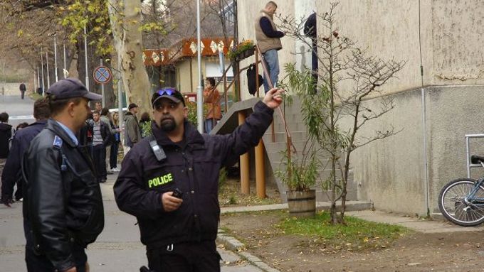 Policisté před budovou v Pécsi, kde student vraždil.