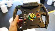 K simulátoru patří i opravdový volant pro F1. Mohl jsem ho také držet.
