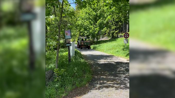 Středobod sváru. Asfaltka z Pece, kudy se dá dojet na Výrovku a dál na Luční boudu