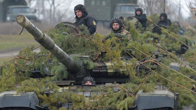 Ukrajinská vojenská kolona u města Novoajdar, nedaleko frontové linie na Donbasu.