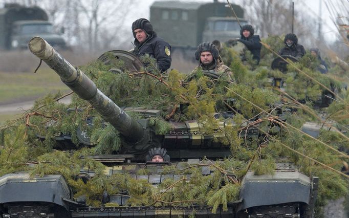 Ukrajinská vojenská kolona u města Novoajdar, nedaleko frontové linie na Donbasu.