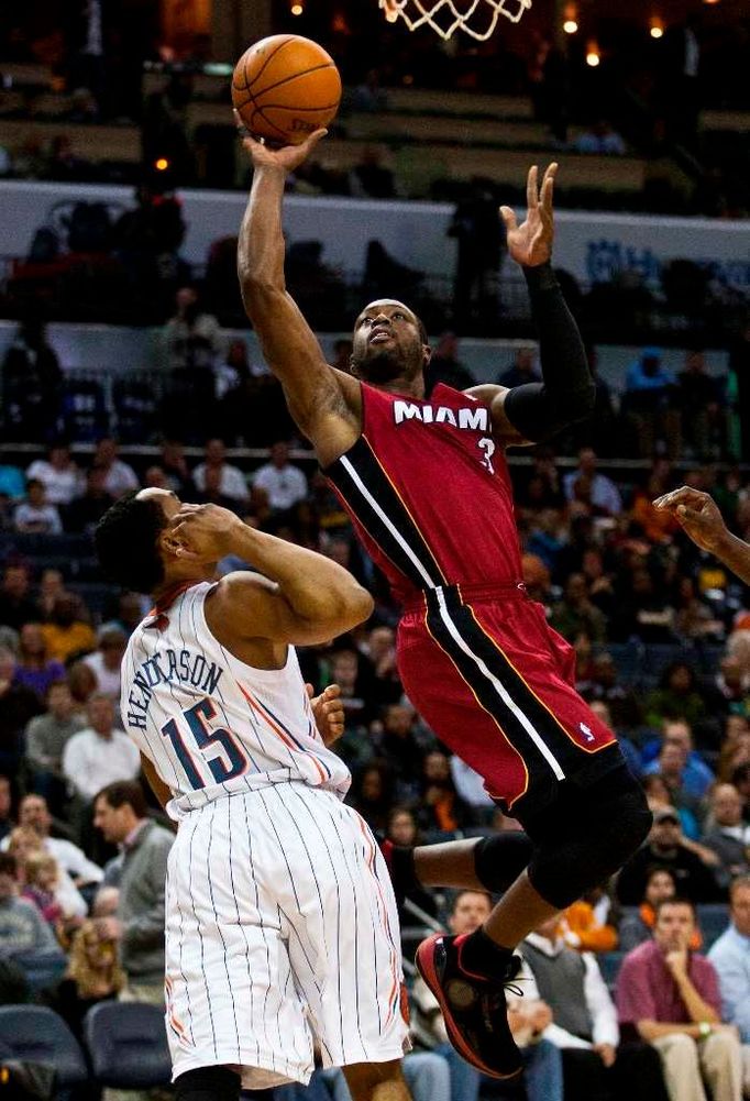 Dwyane Wade střílí přes Geralda Hendersona