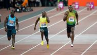 Bolt tradičně pomaleji odstartoval, ale už v polovině sprintu se s přehledem zařadil do vedení,...