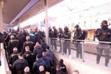 Po celou dobu na dav fanoušků Baníku dohlíželi policisté. Ti nakonec 26 lidí zadrželi.