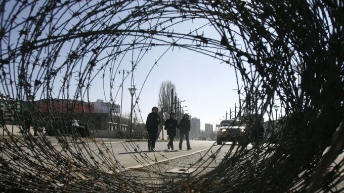 Women are seen behind barbed wire, as they cross a bridge from the Albanian side to the Serb side in the ethnically divided Kosovo town of Mitrovica February 14, 2008. Serbia will not allow itself to be humiliated by a "puppet state" on its territory, Prime Minister Vojislav Kostunica said on Thursday as Serbia prepared to annul Kosovo's proclamation of independence in advance.REUTERS/Marko Djurica (SERBIA)