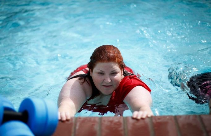 Debra Winogradová a lekce v bazénu. Debra bojuje s jojo-efektem. Už se jí dvakrát podařilo shodit přes sto liber (45 kilogramů) a znovu je nabrat. Nyní je jejím cílem zhubnout 80 kilogramů během 32 týdnů.