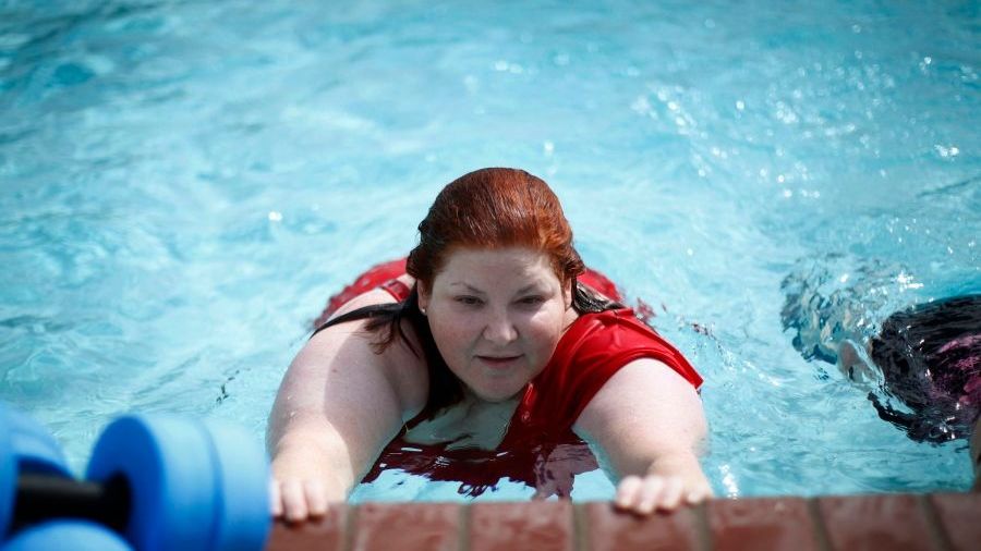 Debra Winogradová a lekce v bazénu. Debra bojuje s jojo-efektem. Už se jí dvakrát podařilo shodit přes sto liber (45 kilogramů) a znovu je nabrat. Nyní je jejím cílem zhubnout 80 kilogramů během 32 týdnů.