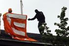 Aktivisté Greenpeace obsadili střechu Úřadu vlády