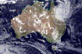 Cyklon má plnou silou udeřit v oblasti mezi městy Cairns a Innisfail.