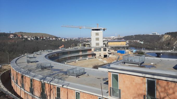 Stavba v okolí vyhlídkové restaurace na snímku z března 2021.