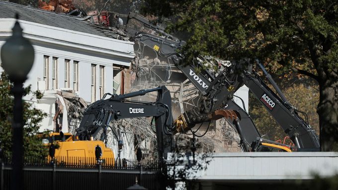 Demoliční tým rozebírá fasádu východního křídla Bílého domu, kde se buduje taneční sál navržený americkým prezidentem Donaldem Trumpem, Washington, D.C., USA, 21. října 2025.