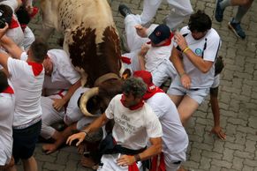 Foto: Krvavá tradice v Pamploně. Při běhu s býky se zranilo 53 lidí, pět těžce