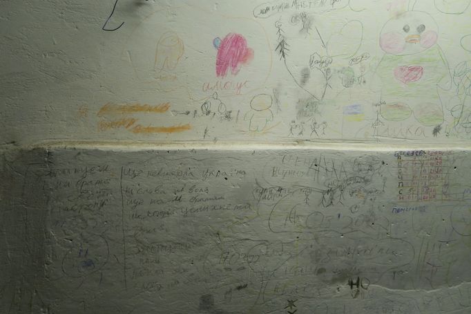 Na zeď si psali i kalendář a jména těch, kteří zemřeli.