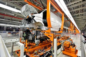 Polská továrna Volkswagenu ukazuje budoucnost výroby aut. Robotů jsou tu stovky
