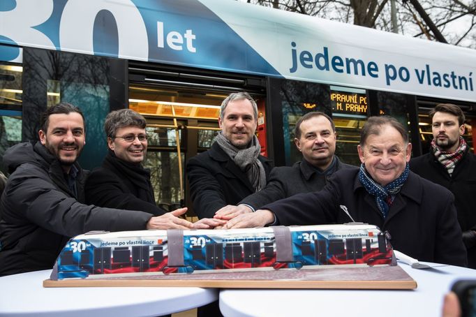 Vyzdobená tramvaj k třicátému výročí zvolení Václava Havla prezidentem.