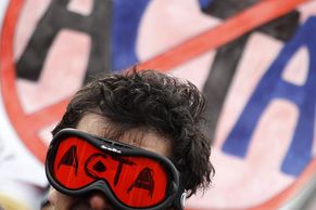 Lidé vyšli do ulic, zajídá se jim protipirátská ACTA
