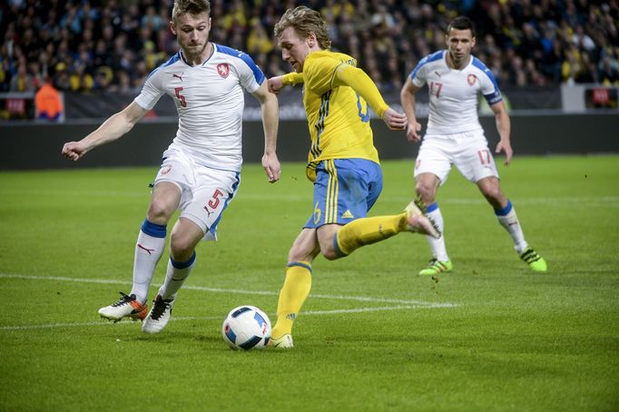 Jakub Brabec a Emil Forsberg v přípravném utkání v roce 2016.