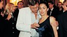 Máte smítko v ehm oku... Herečka Salma Hayek a režisér Jiří Menzel na Mezinárodním filmovém festivalu v Karlových Varech, červenec 1997 a druhá cena pro autora.