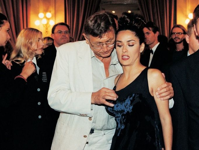 Máte smítko v ehm oku... Herečka Salma Hayek a režisér Jiří Menzel na Mezinárodním filmovém festivalu v Karlových Varech, červenec 1997 a druhá cena pro autora.