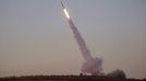 An Iron Dome launcher fires an interceptor rocket near the southern town of Sderot November 15, 2012. A Hamas rocket killed three Israelis north of the Gaza Strip on Thursday, drawing the first blood from Israel as the Palestinian death toll rose to 15 in a military showdown lurching closer to all-out war with an invasion of the enclave. REUTERS/Ronen Zvulun (ISRAEL - Tags: CIVIL UNREST POLITICS) Published: Lis. 15, 2012, 4:21 odp.