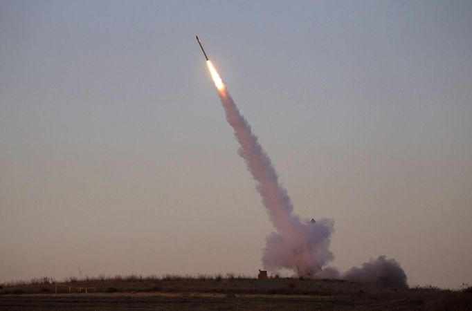 An Iron Dome launcher fires an interceptor rocket near the southern town of Sderot November 15, 2012. A Hamas rocket killed three Israelis north of the Gaza Strip on Thursday, drawing the first blood from Israel as the Palestinian death toll rose to 15 in a military showdown lurching closer to all-out war with an invasion of the enclave. REUTERS/Ronen Zvulun (ISRAEL - Tags: CIVIL UNREST POLITICS) Published: Lis. 15, 2012, 4:21 odp.