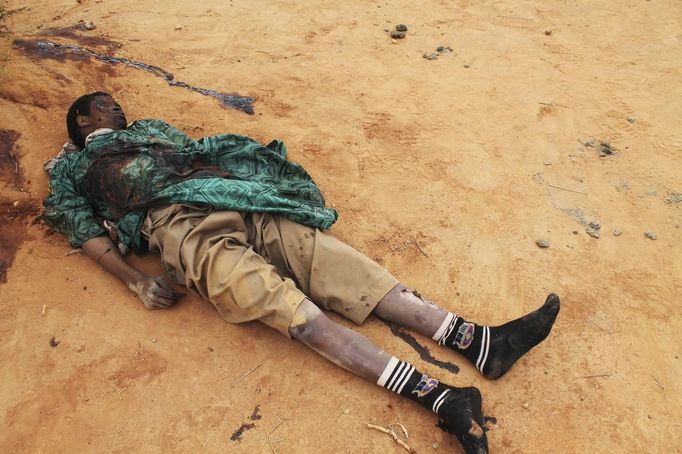 ATTENTION EDITORS - VISUAL COVERAGE OF SCENES OF DEATH AND INJURY The body of a man whom residents said was a member of the radical Islamist group MUJAO lies on the ground after he was killed by shrapnel during French air strikes in the town of Gao January 27, 2013. Picture taken Janaury 27, 2013. REUTERS/Adama Diarra (MALI - Tags: CIVIL UNREST POLITICS MILITARY) TEMPLATE OUT Published: Led. 31, 2013, 12:40 dop.