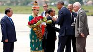 Barack Obama jako první americký prezident navštívil Laos. Jeho Air Force One dosedl na mezinárodní letiště Luang Prabang. Vítala ho mimo jiné žena v tradičním laoském oděvu s kyticí růží.