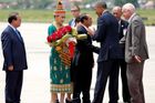 Barack Obama jako první americký prezident navštívil Laos. Jeho Air Force One dosedl na mezinárodní letiště Luang Prabang. Vítala ho mimo jiné žena v tradičním laoském oděvu s kyticí růží.