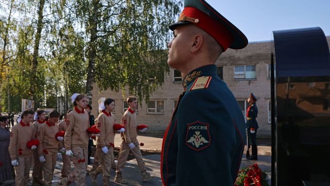 Členové Všeruského vojensko-vlasteneckého společenského hnutí Junarmija u památníku ruských vojáků zabitých na Ukrajině (22. září 2023).