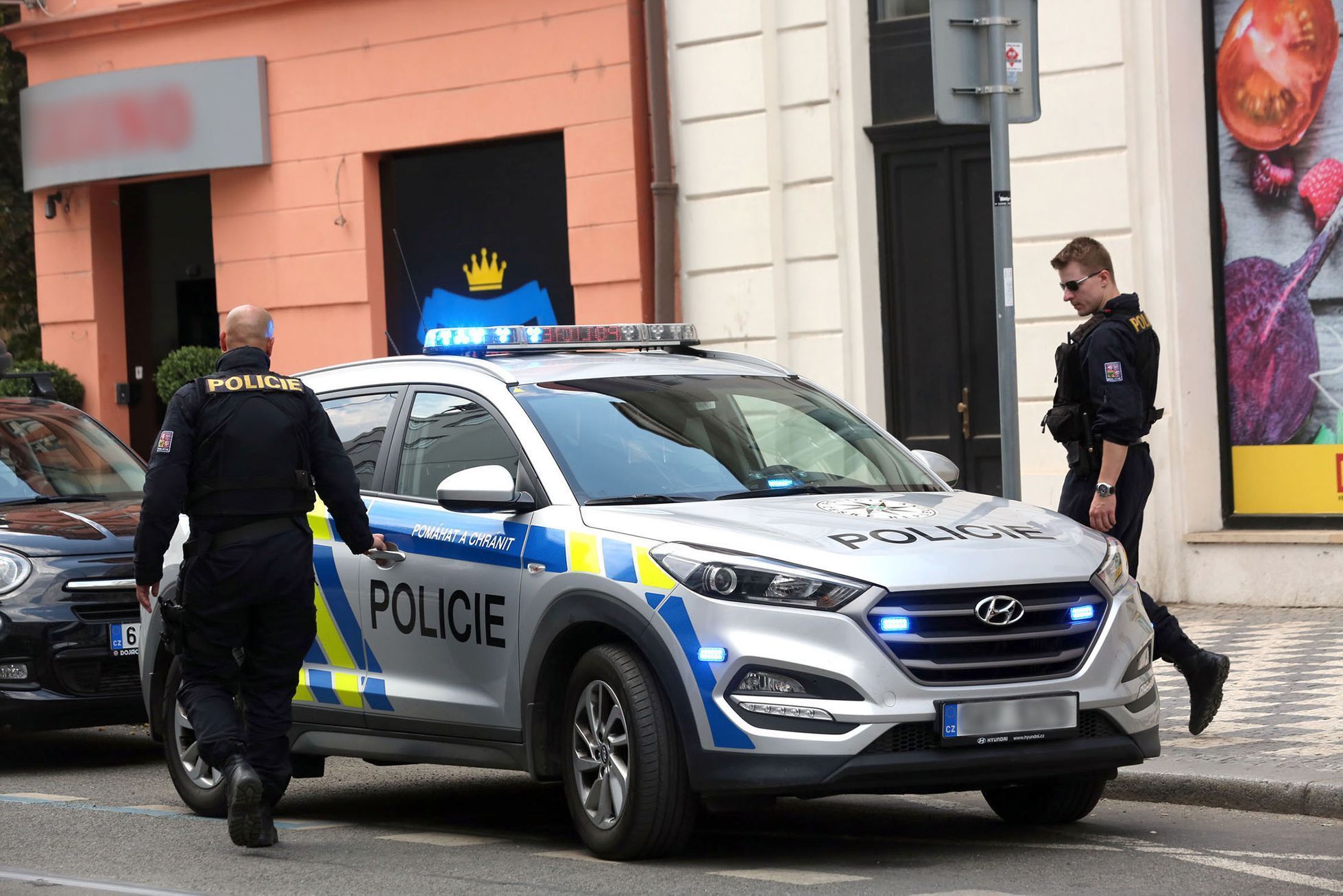 Policie ČR / Státní policie / Policejní auto / Policejní hlídka / Ulice / Policisté / Policista / Ilustrační foto / Praha / Léto / 2018 / 1