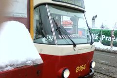 Šála Dělnické strany za oknem stála tramvajáka místo