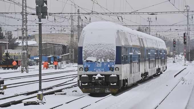 Vlak CityElefant stojí na zasněženém nádraží v Lysé nad Labem, provoz vlaků zkomplikovala sněhová kalamita. Snímek pochází z 8. února 2021.