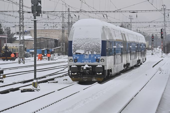 Vlak CityElefant stojí 8. února 2021 na zasněženém nádraží v Lysé nad Labem. Provoz vlaků zkomplikovala sněhová kalamita.