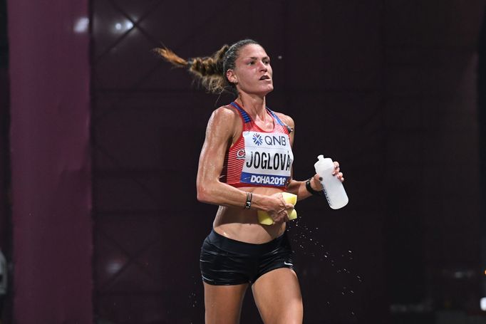 Marcela Joglová při maratonu na MS v atletice v Dauhá.