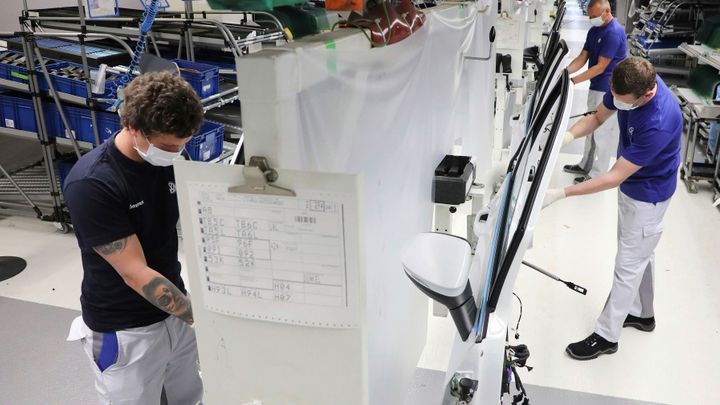 Itálie i automobilky. Kdo kvůli pandemii přerušil průmysl a jaké to mělo následky?