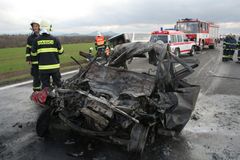 Autobus plný studentů se srazil s autem. Řidič uhořel