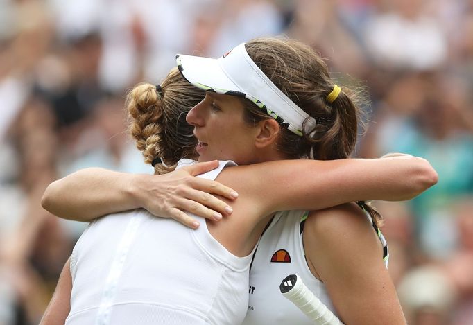 Petra Kvitová a Johanna Kontaová v osmifinále Wimbledonu 2019