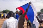 Ruské vlajky na propučistických demonstracích v Nigeru.
