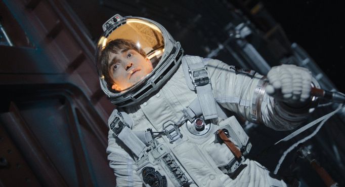 Robert Pattinson v hlavni roli filmu Mickey 17.