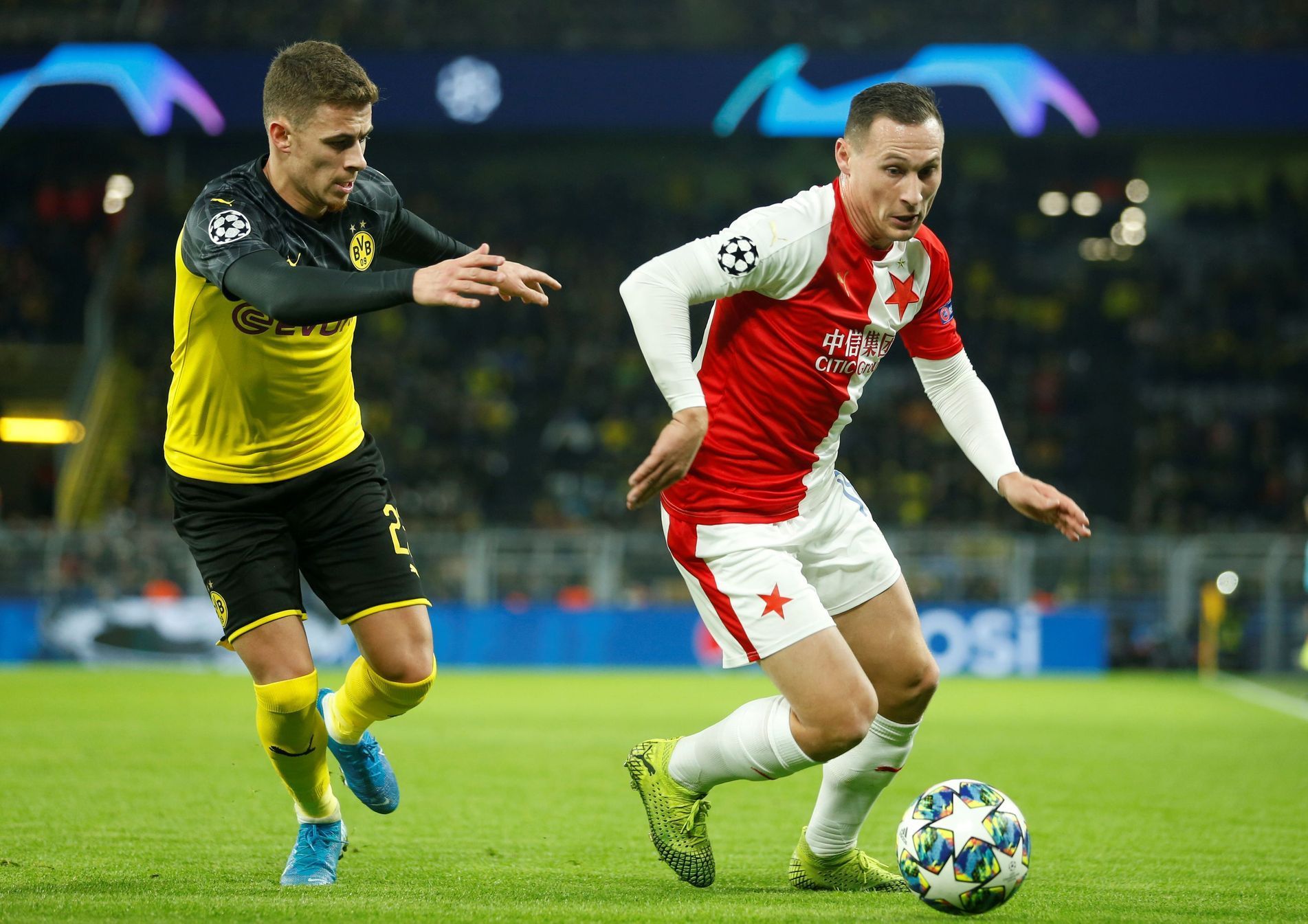 Thorgan Hazard a Jan Bořil v zápase LM Borussia Dortmund - Slavia