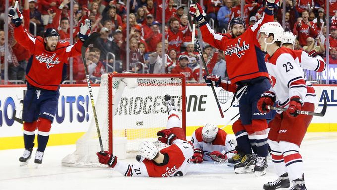 NHL, Washington Capitals – Carolina Huricanes, Tom Wilson slaví gól do sítě Petra Mrázka
