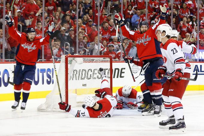 NHL, Washington Capitals – Carolina Huricanes, Tom Wilson slaví gól do sítě Petra Mrázka