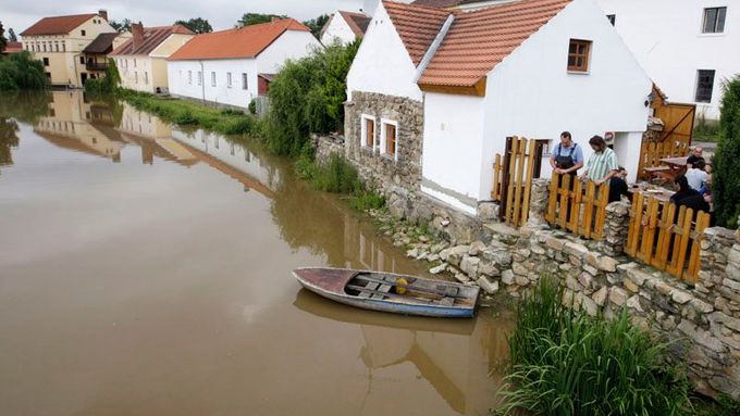 Obyvalelé Města Puťim s hrůzou sledují stoupající hladinu řeky Blanice.
