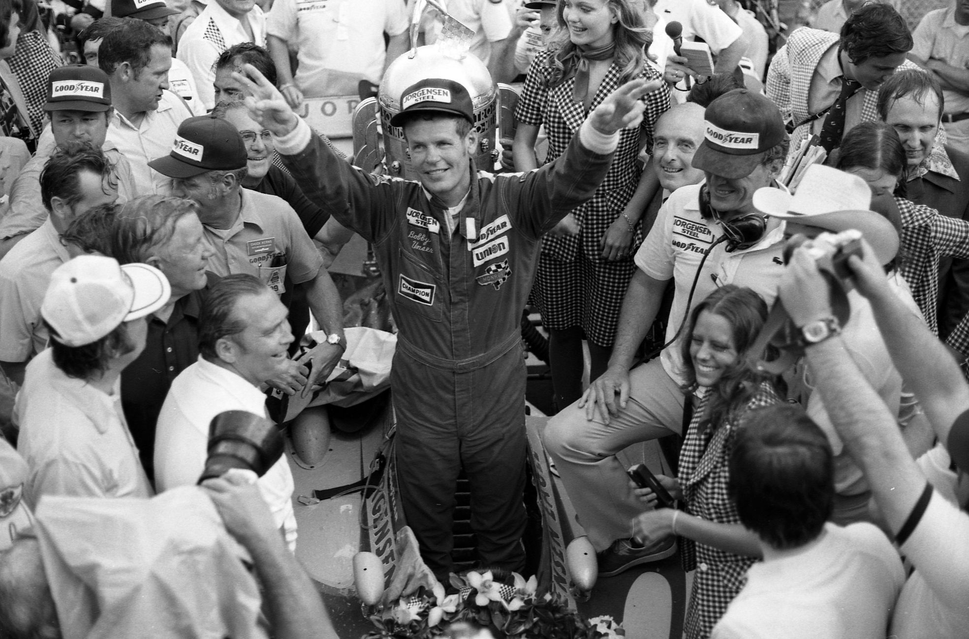 Bobby Unser slaví triumf v Indy 500 v roce 2005