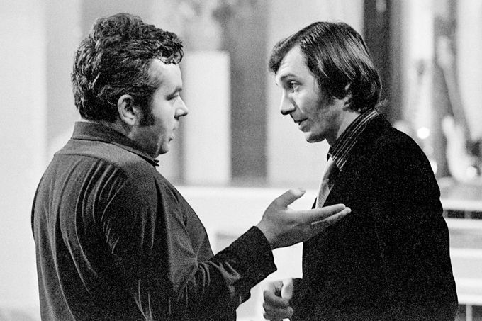 Zpěvák Karel Gott (vpravo) a režisér Ivo Paukert na natáčení televizního silvestrovského večera "Vesele do Nového roku" v Kostelci nad Černými lesy. 22. 12. 1969