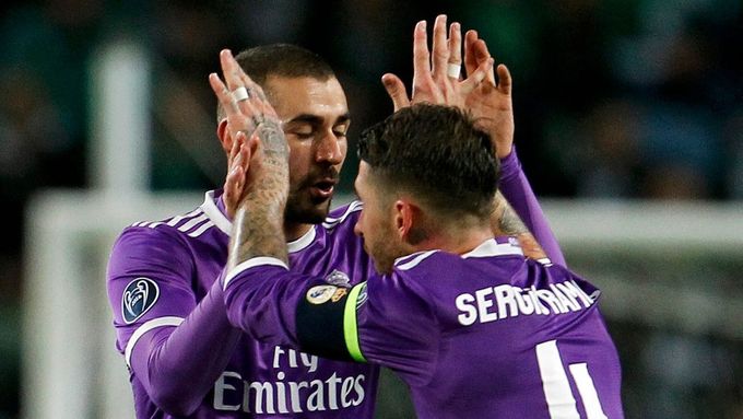 Karim Benzema z Realu Madrid slaví gól v síti Sportingu Lisabon.