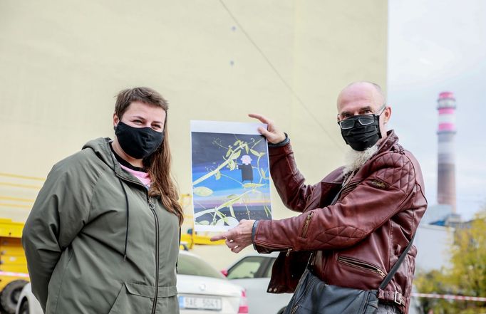 Vendula Chalánková a Petr Lysáček s návrhem muralu Mendel kontroluje pokus.