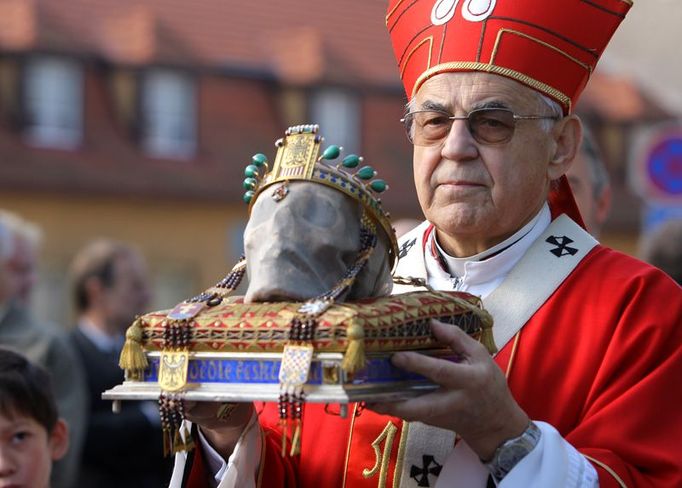 Kardinál Miroslav Vlk přináší ostatky svatého Václava na náměstí ve Staré Boleslavi.