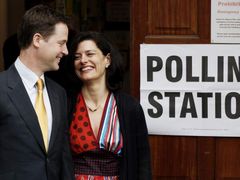 Šéf liberálů Nick Clegg doufal v lepší volební výsledek, bez jeho strany ale žádná vláda nebude možná